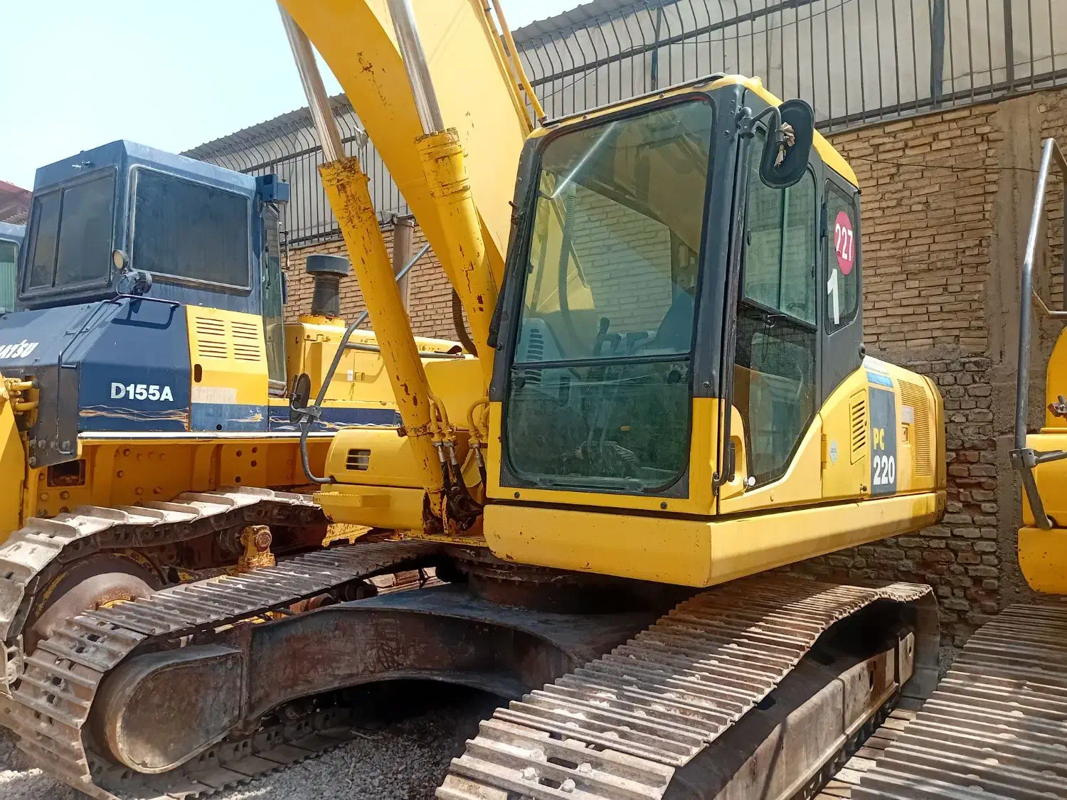 بیل کوماتسو  220 مدل 2010 و لاستیکی هیوندا 200|خودرو سنگین|شیراز, شهرک امیر کبیر|دیوار