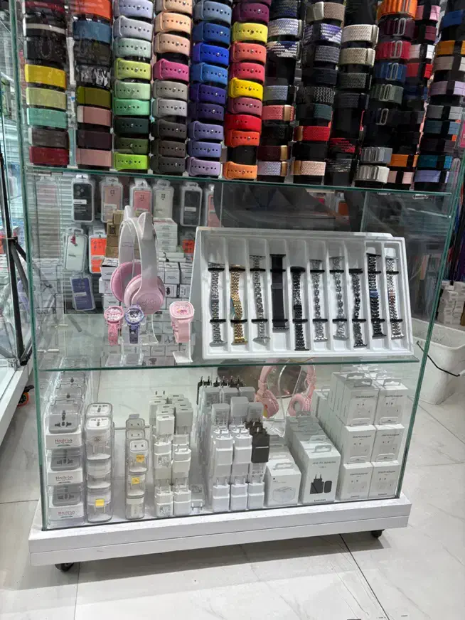 ویترین تمام شیشه ای شیک و درجه ۱|فروشگاه و مغازه|بروجرد, |دیوار