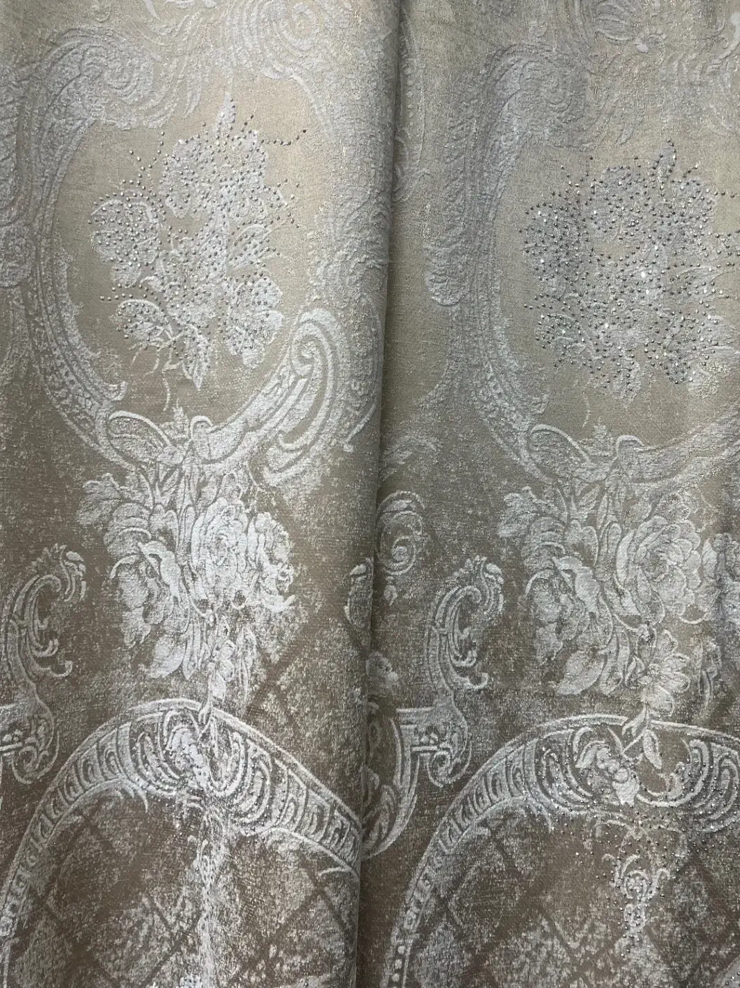 کنار پرده|پرده، رانر، رومیزی|تهران, باغ خزانه|دیوار