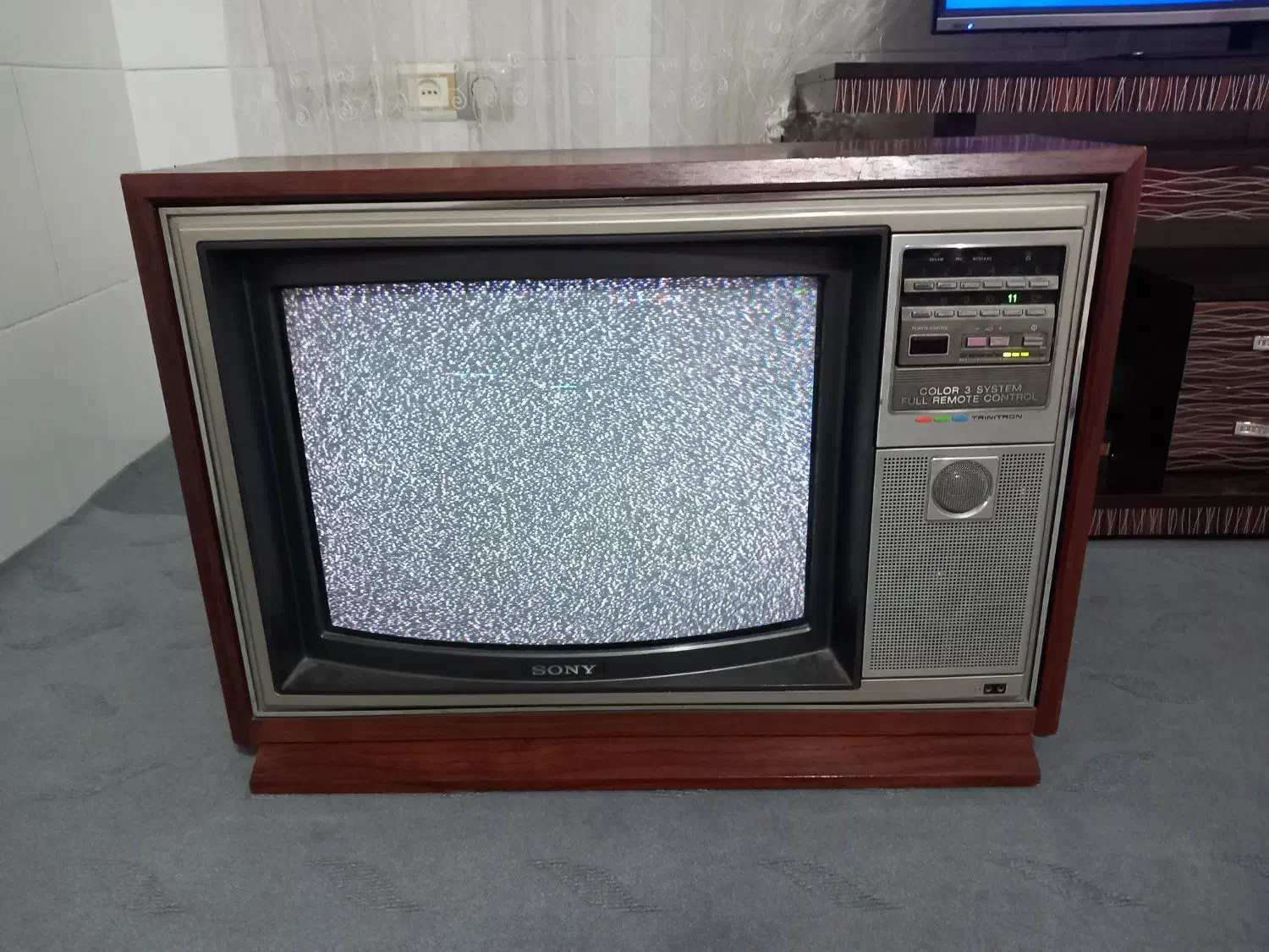 تلویزیون دور چوبی قدیمی|کلکسیون اشیاء عتیقه|آبیک, |دیوار