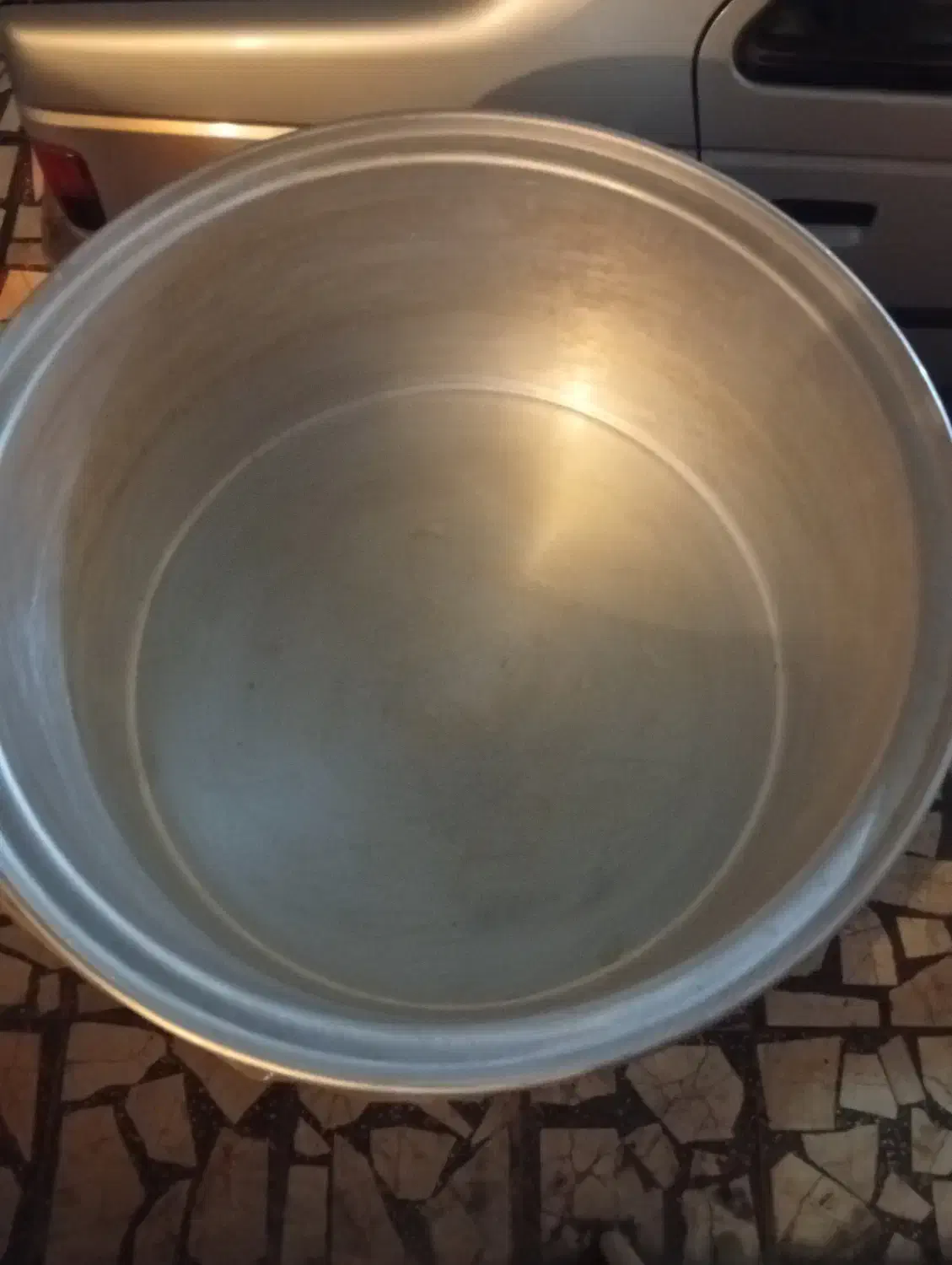 دیگ بزرگ روی سالم وتمیز|ظروف پخت‌وپز|قائم‌شهر, |دیوار