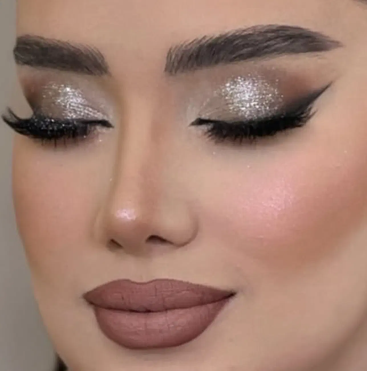 میکاپ همراه با شینیون با قیمت استثنائی|خدمات آرایشگری و زیبایی|اردبیل, |دیوار