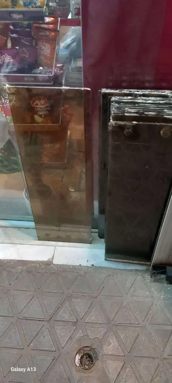 شیشه سکوریت90×30 6میلی|فروشگاه و مغازه|فولادشهر, B4|دیوار