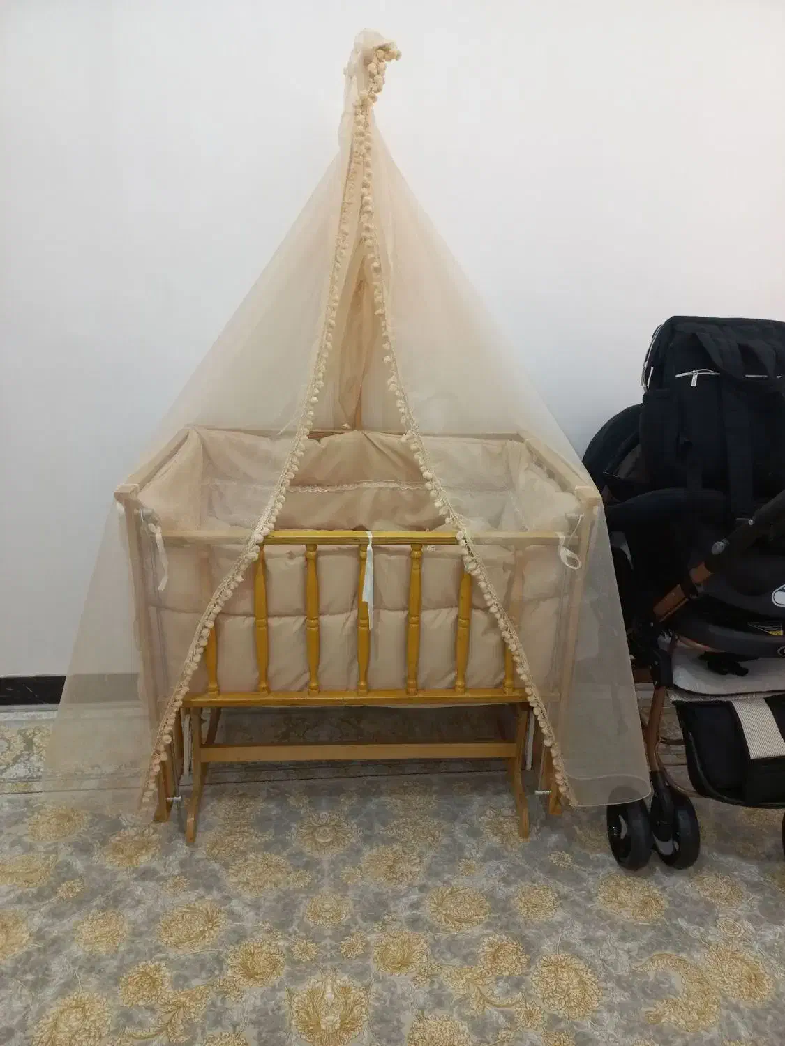 گهواره کنار مادری چوبی|تخت و صندلی بچه|شهریار, شهریار|دیوار