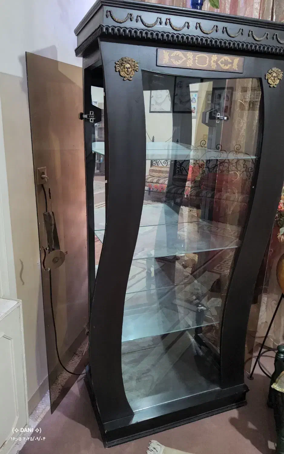 بوفه دکور ویترین ایستاده چوب وشیشه 4طبقه بسیارتمیز|بوفه، ویترین، کنسول|شاهینشهر, فیض|دیوار