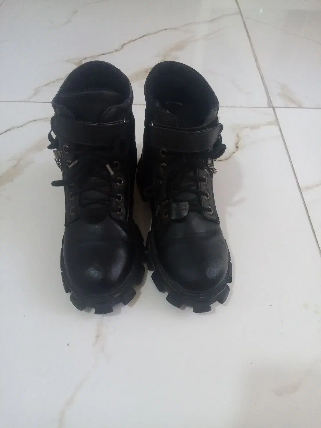 پوتین و بوت زیبا|کیف، کفش، کمربند|شیراز, شیخ علی چوپان|دیوار