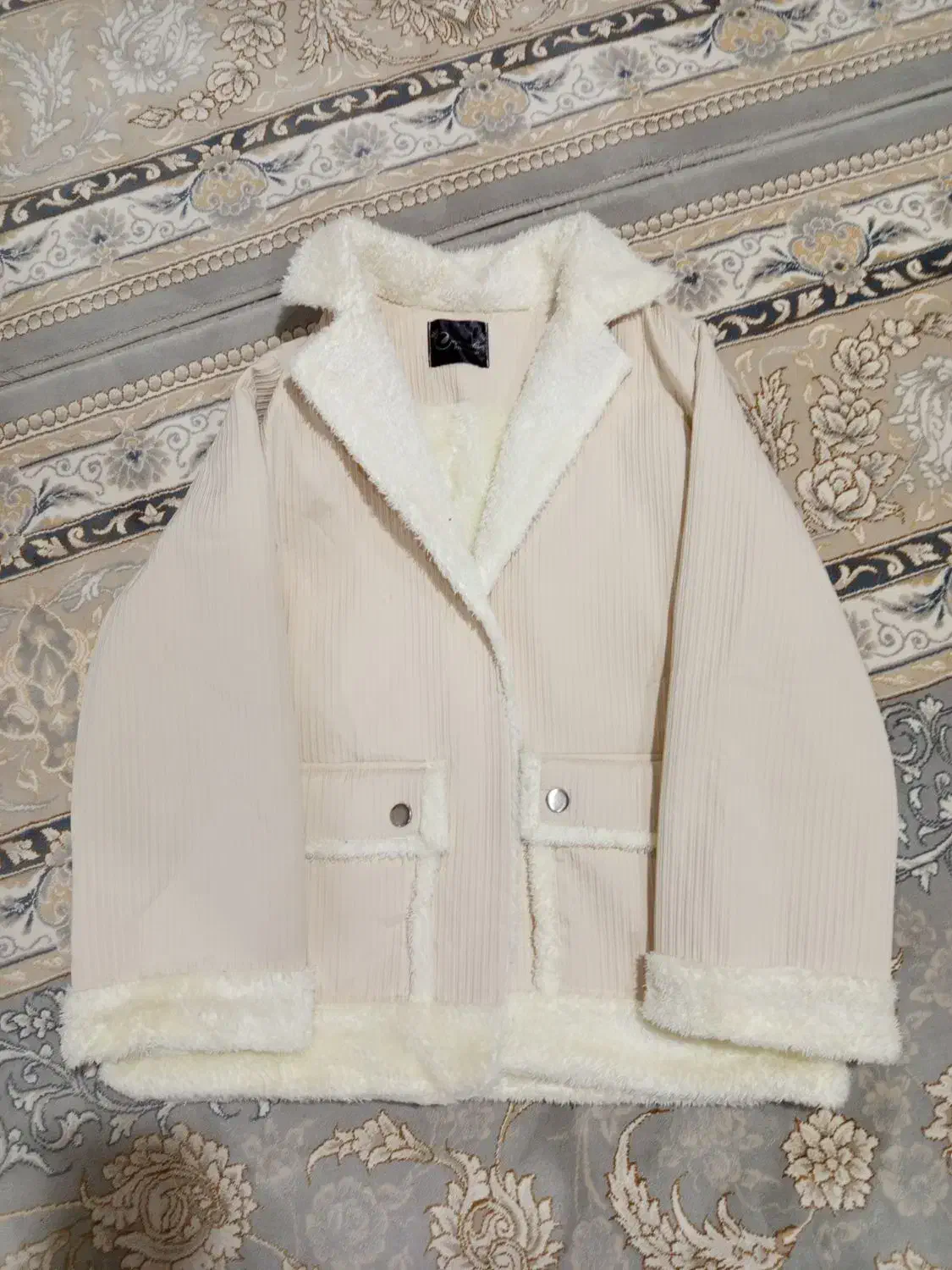 کاپشن|لباس|بانه, |دیوار