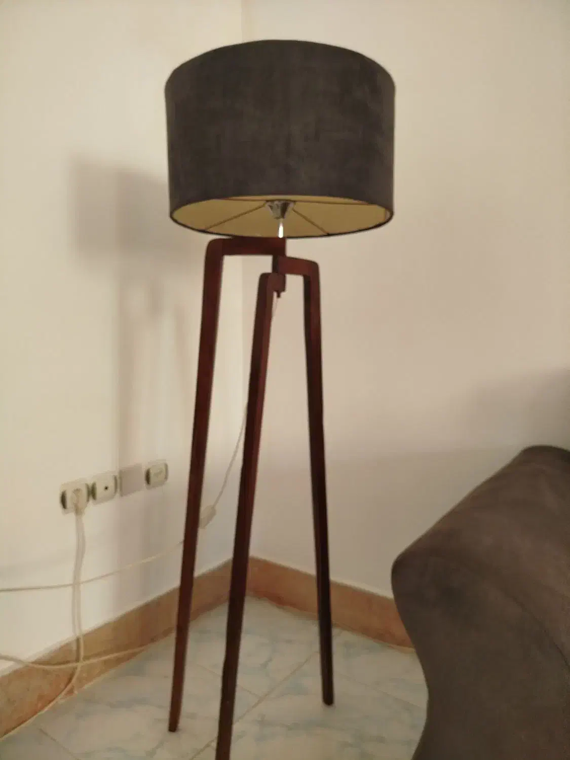 آباژور ایستاده سه پایه|چراغ خواب و آباژور|ساری, |دیوار