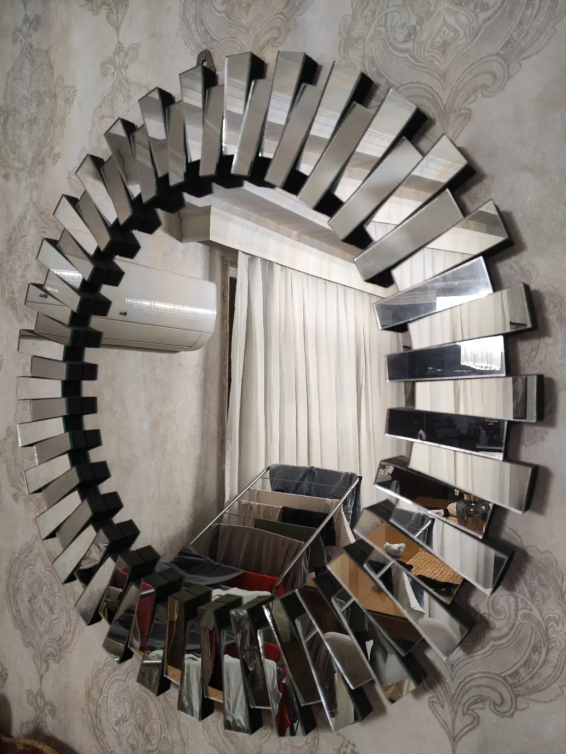 آینه|آینه|بندر انزلی, زنبق|دیوار