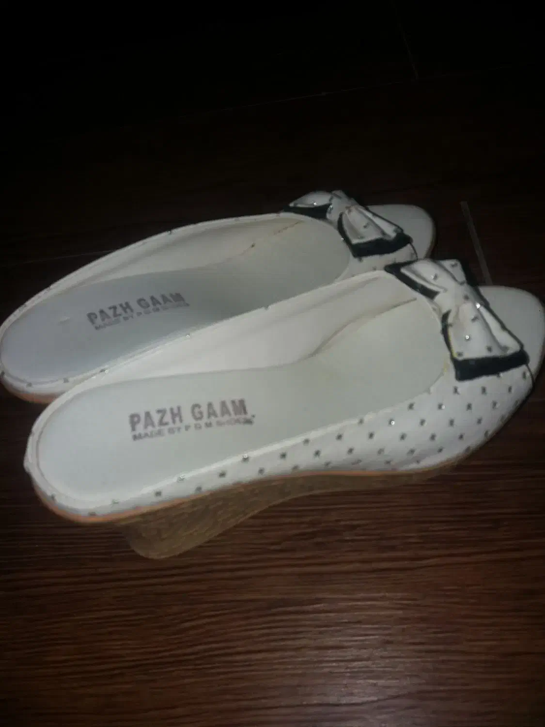 دمپایی سفید|کیف، کفش، کمربند|فردیس, نگارستان|دیوار