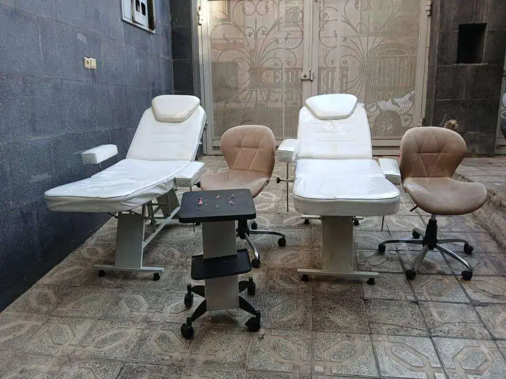 تخت فیشیال همراه با دو صندلی کنار تخت و تخته|آرایشگاه و سالنهای زیبایی|ری, دولتآباد|دیوار