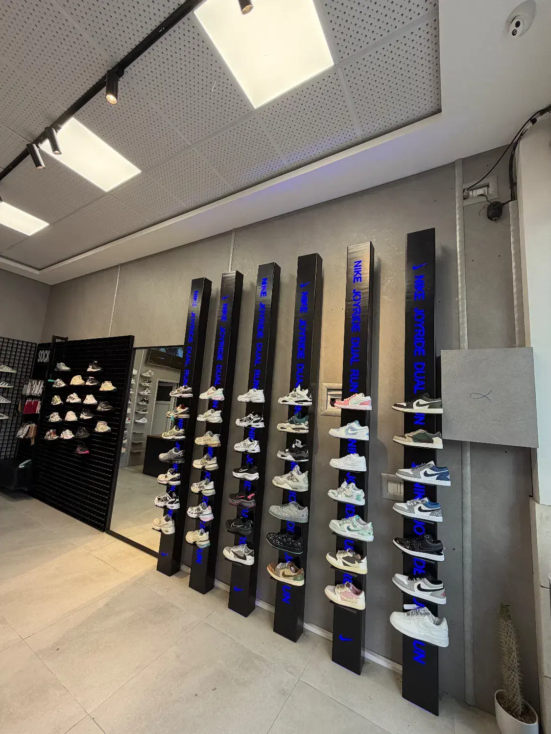 دکور مغازه کتونی فروشی|فروشگاه و مغازه|گرگان, |دیوار