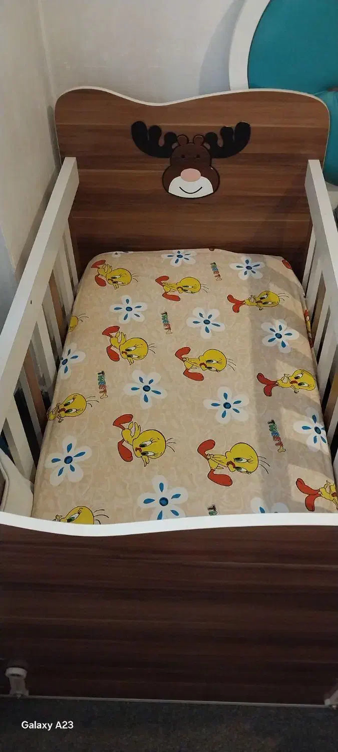 تخت کودک در حد نو|تخت و صندلی بچه|هشتگرد, فاز ۲ مهستان|دیوار