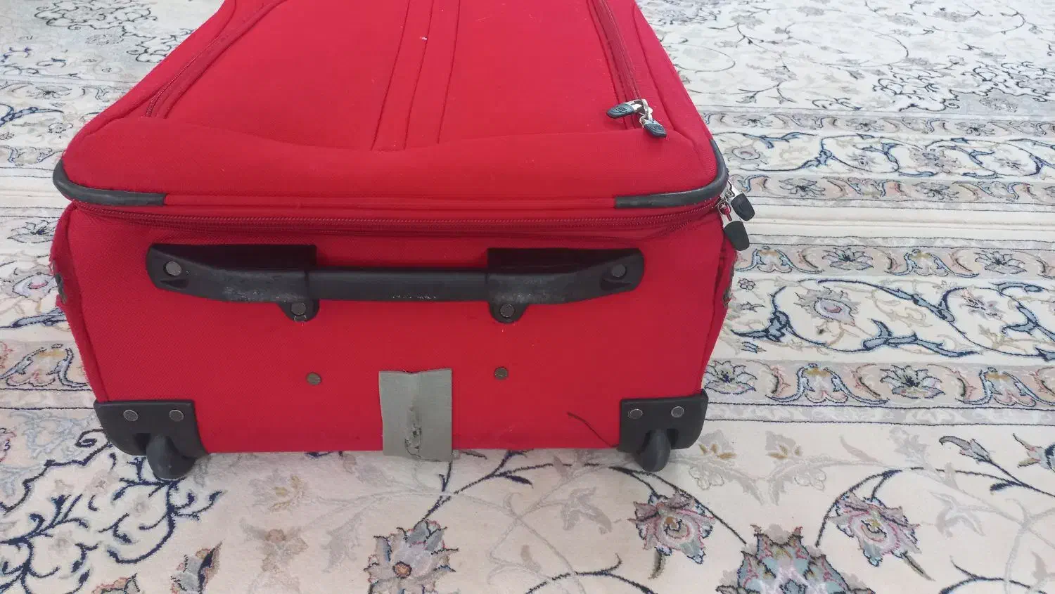 چمدان قرمز|کیف، کفش، کمربند|بروجرد, |دیوار