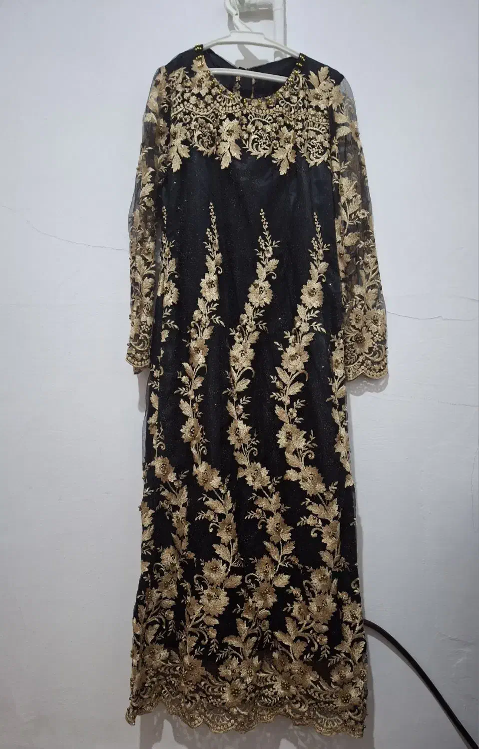 لباس مجلسی|لباس|بروجن, |دیوار