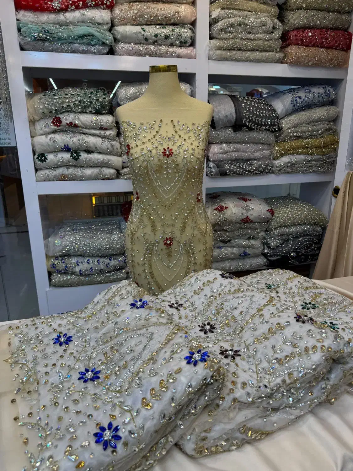 لباس مجلسی|لباس|قشم, |دیوار