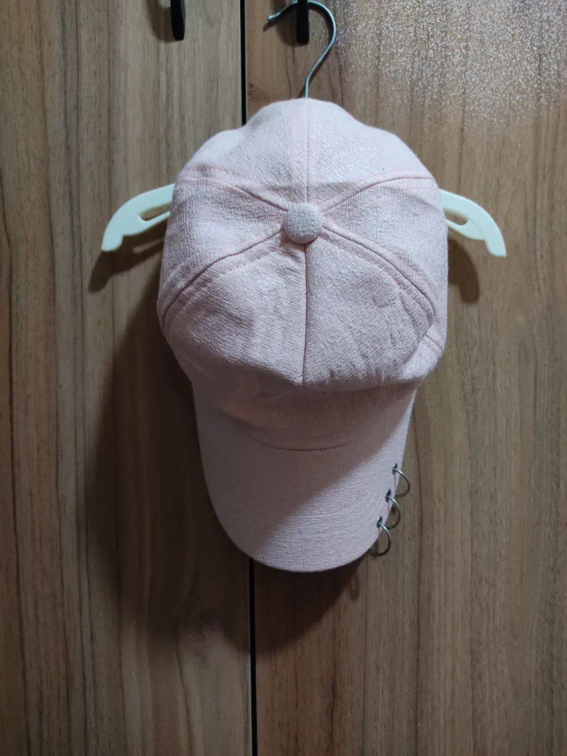 2 عدد کلاه نو فروشی|لباس|فردیس, منظریه|دیوار