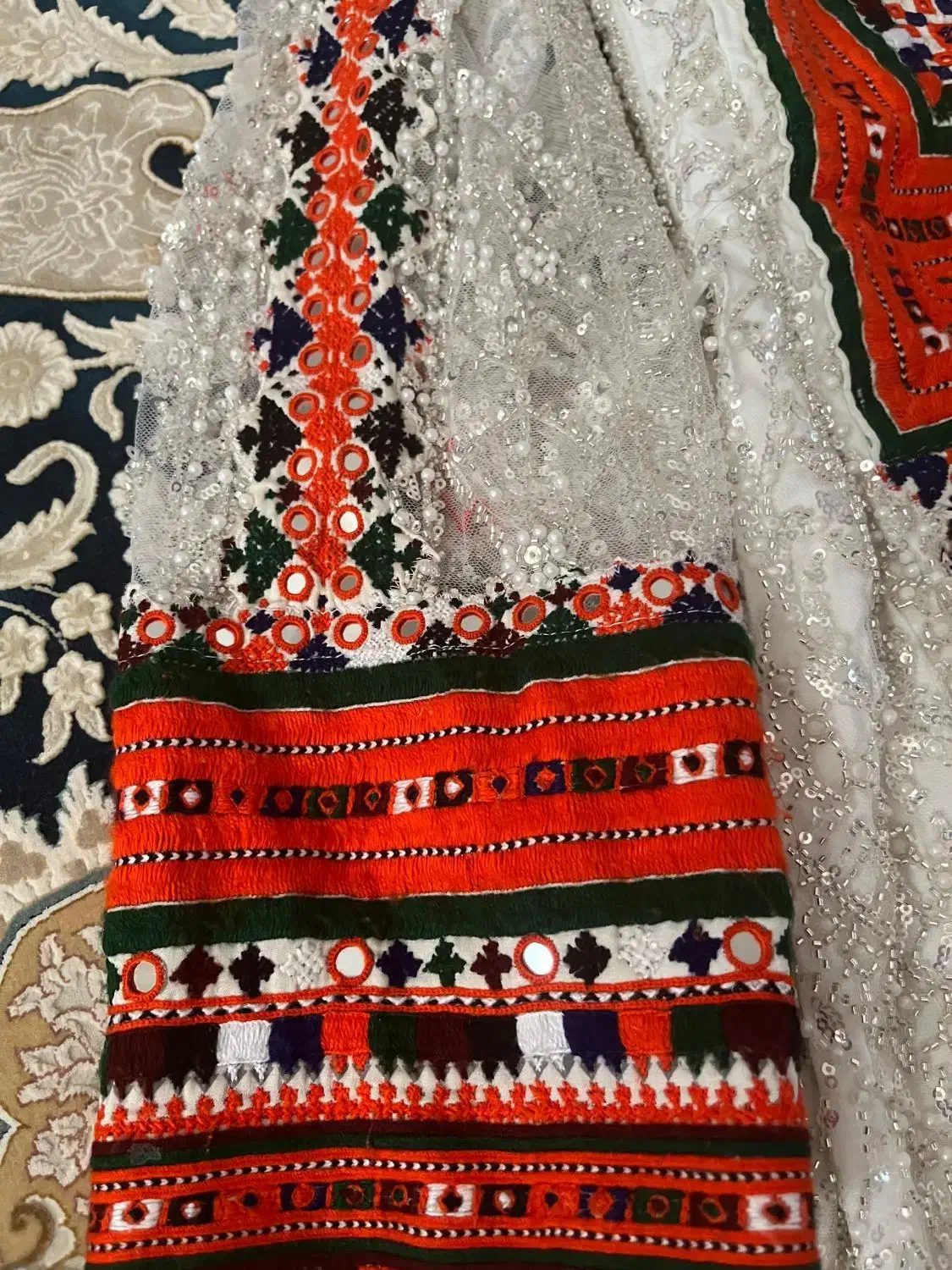 لباس سفید دست دوز|لباس|ایرانشهر, |دیوار