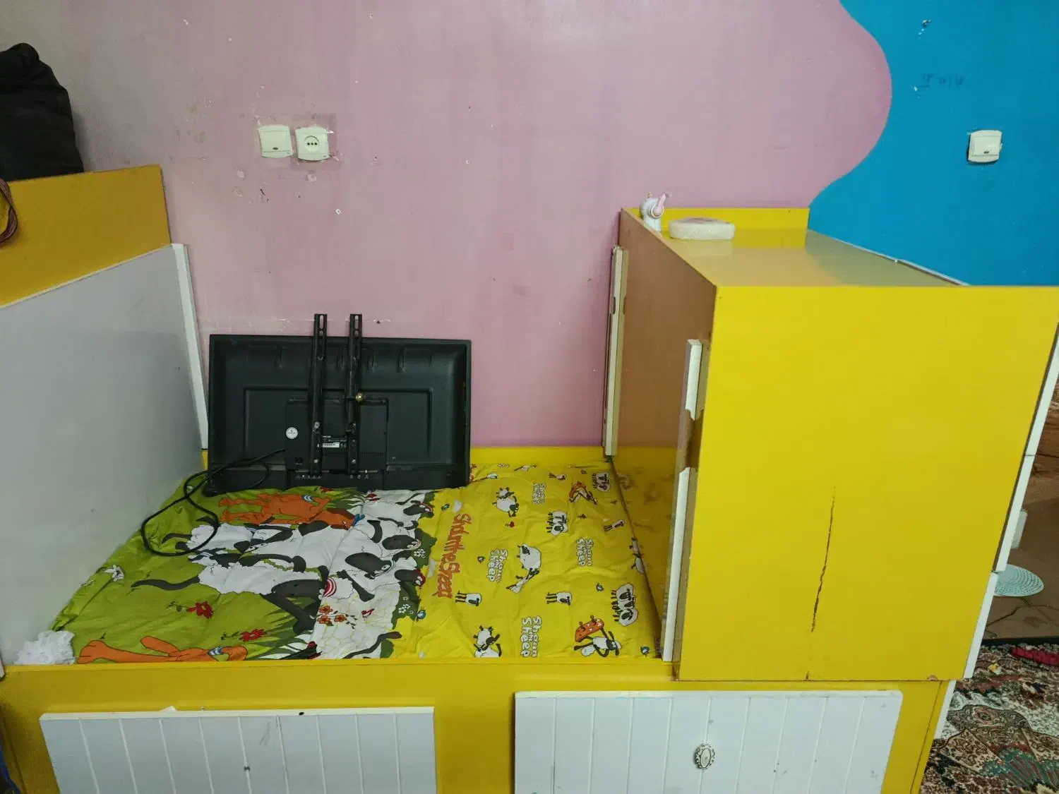 تخت بچه|تخت و صندلی بچه|قائن, |دیوار