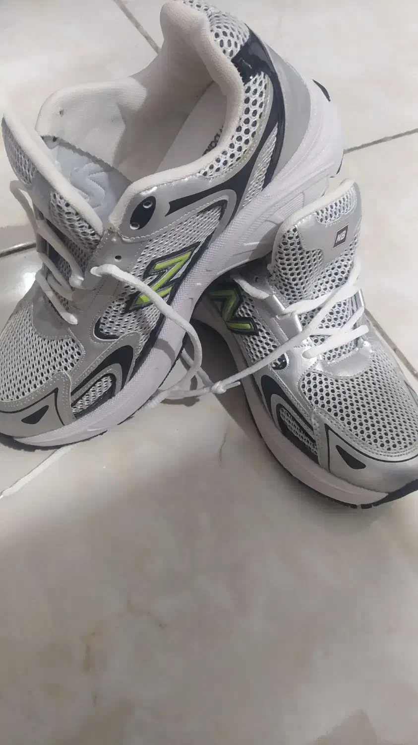 کتونی نیوبالانس|کیف، کفش، کمربند|ری, سرتخت|دیوار