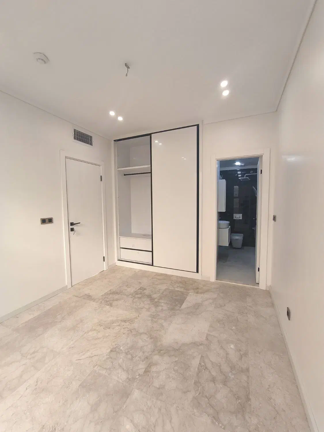 آپارتمان ۱۳۰ متر * شاهکار * «کلیدنخورده ' غرق نور»