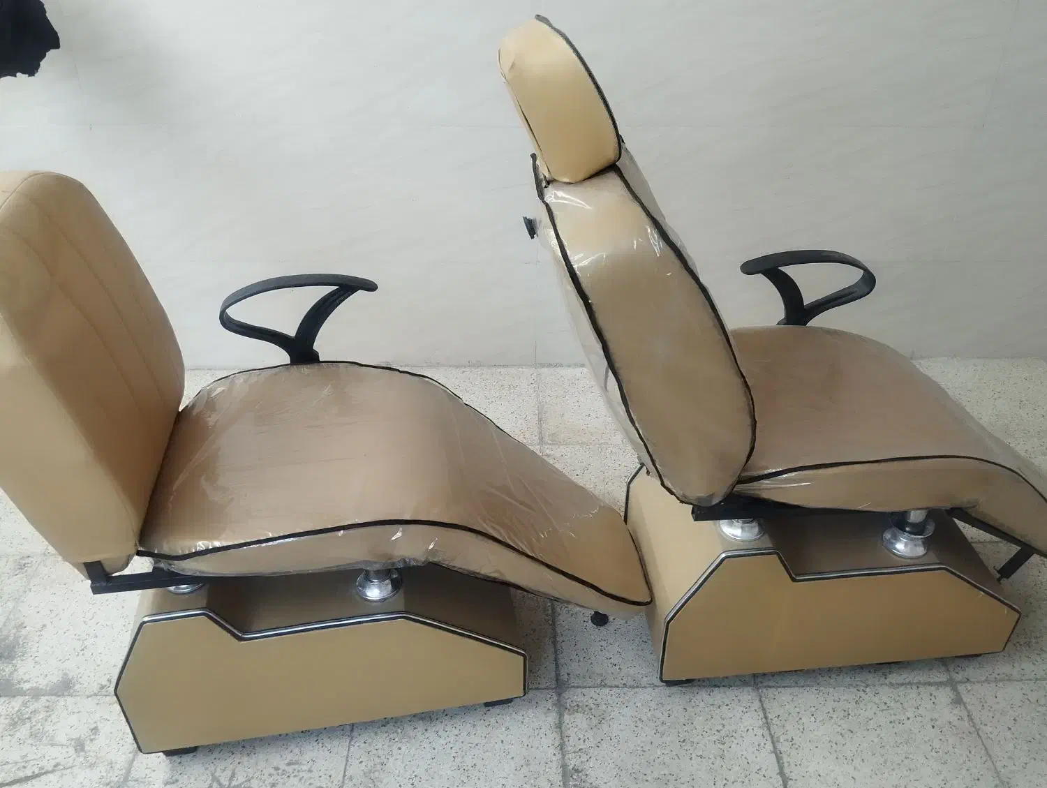 دو عدد صندلی ارایشگاهی ویک صندلی چرخی|آرایشگاه و سالنهای زیبایی|داراب, |دیوار