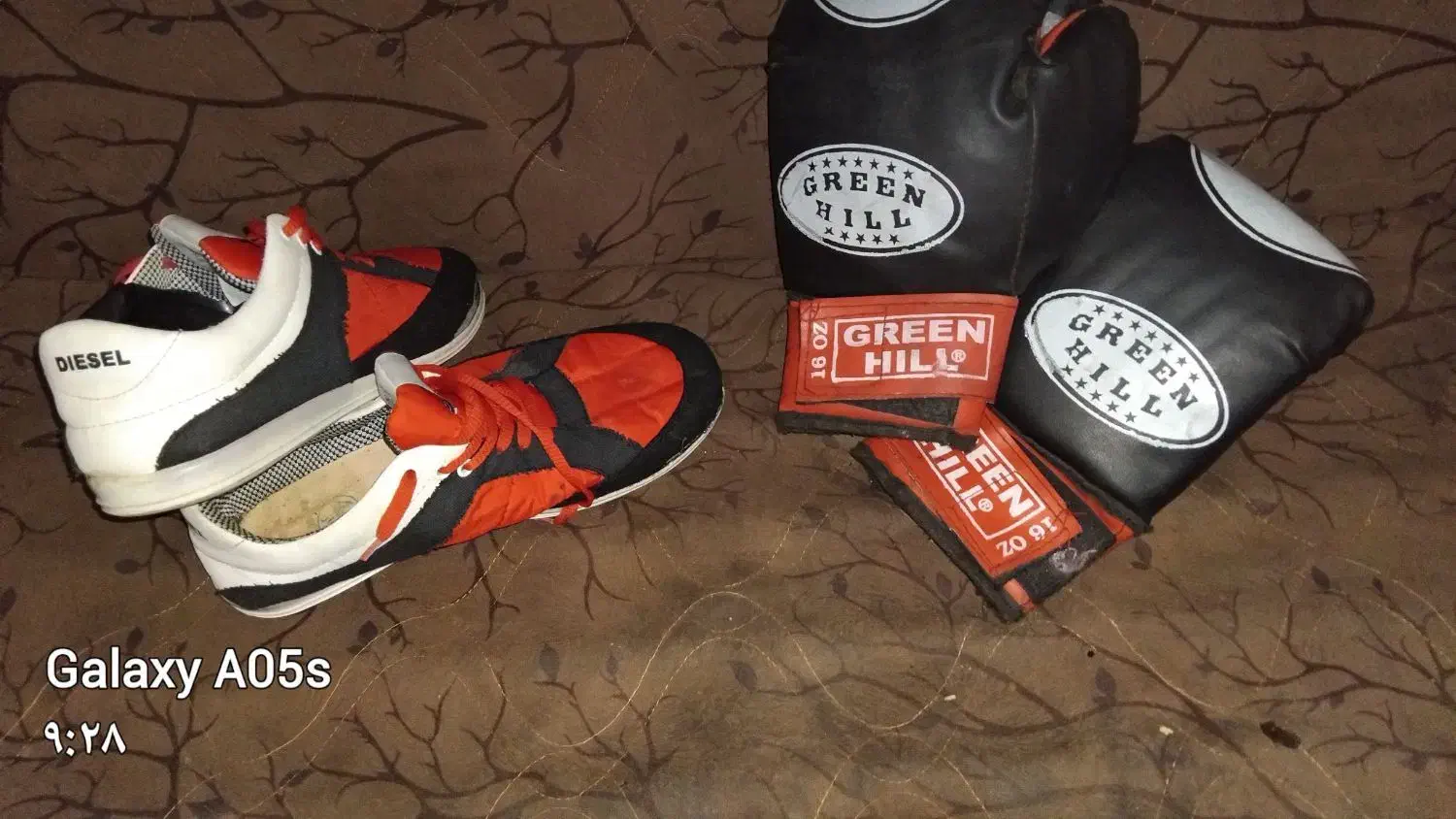 دستکش بوکس و کفش کتونی ورزشی( ست اصل ویتنام)|کیف، کفش، کمربند|گنبد کاووس, |دیوار