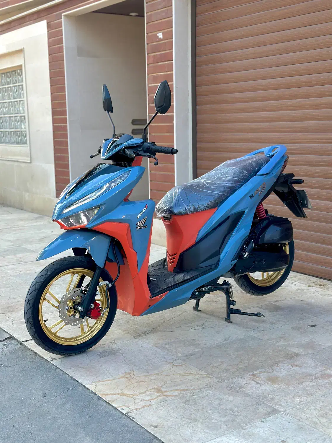 کلیک کویر s2 مدل 1401|موتورسیکلت|ساری, |دیوار