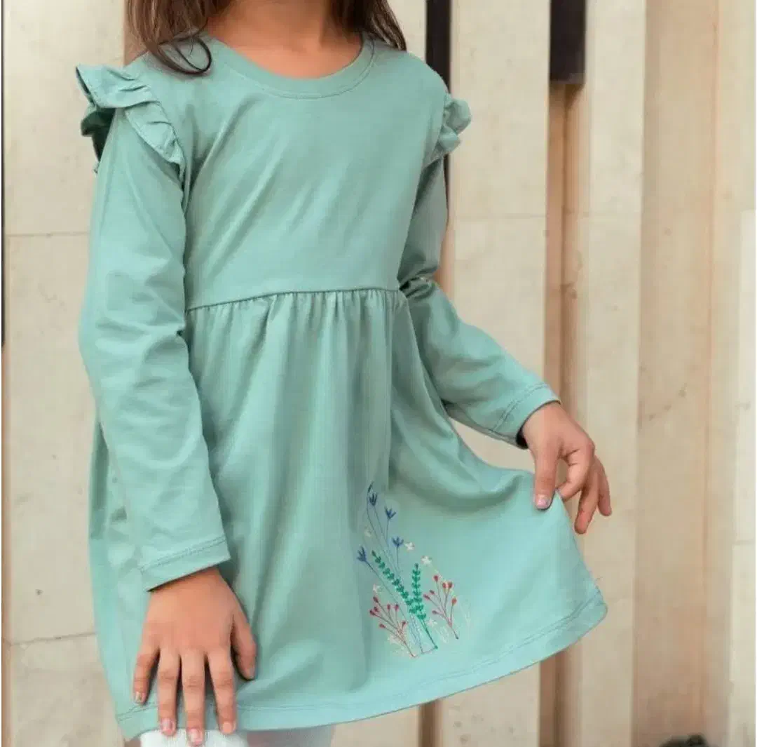 سارافون گلدوزی|کفش و لباس بچه|بندر انزلی, ساحل قو|دیوار