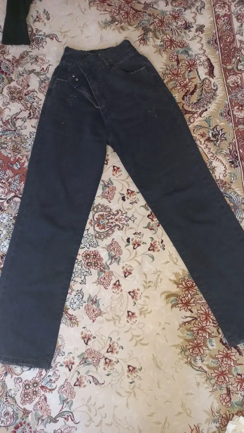 مقداری لباس و شال و روپوش و لباس گرم و کت شلوار|لباس|شاهینشهر, پارک بانک استان|دیوار