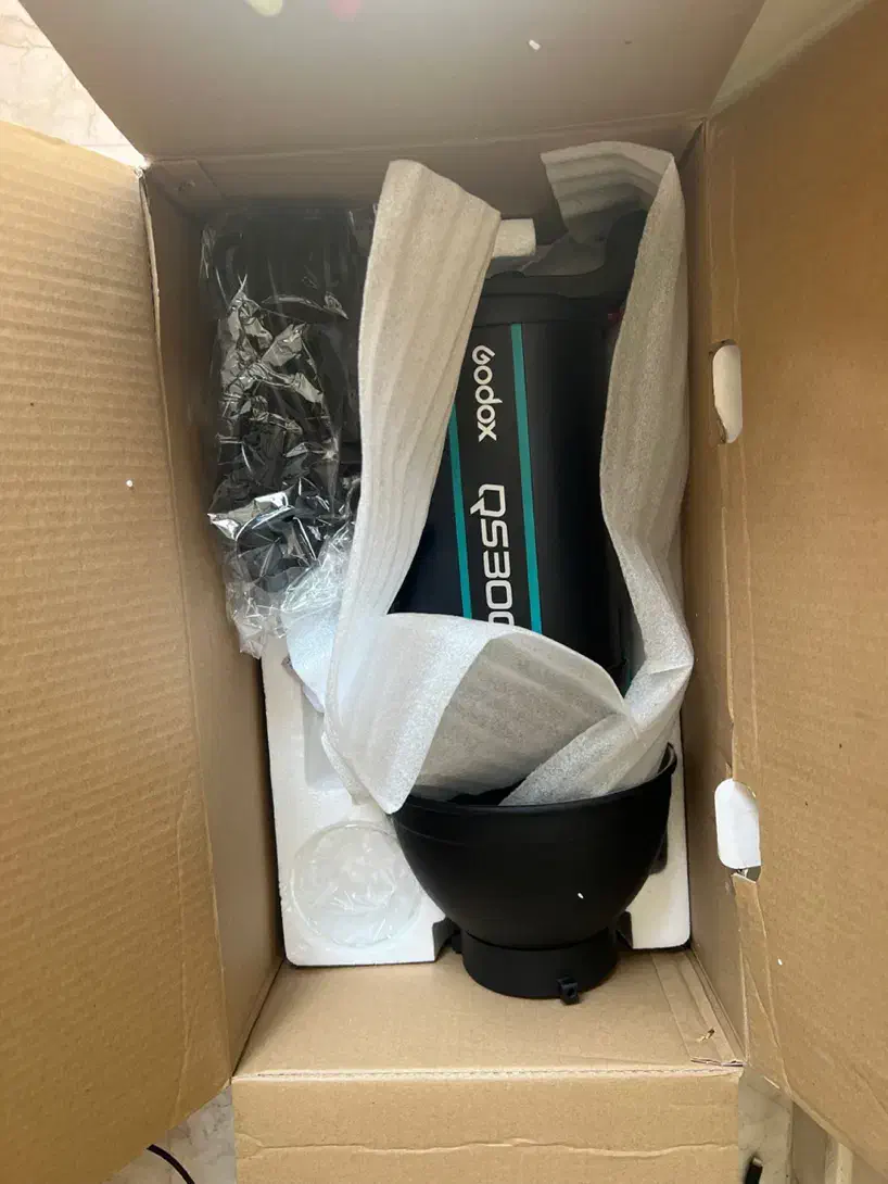 فلش آتلیه‌ای Godox/ QS300II با سه پایه و سافت باکس|دوربین عکاسی و فیلم‌برداری|تهران, محمودیه|دیوار