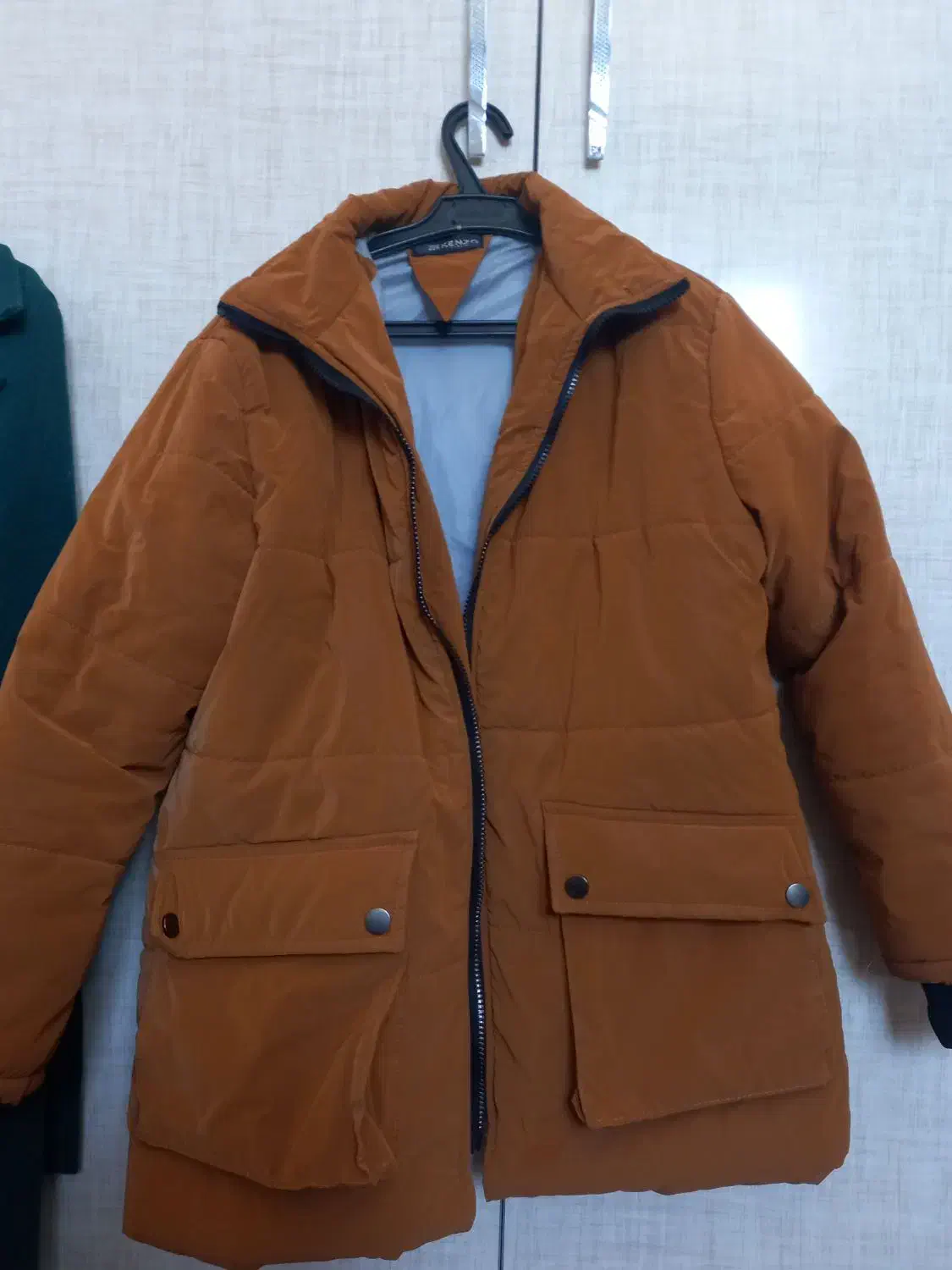 پالتو|لباس|خلخال, |دیوار