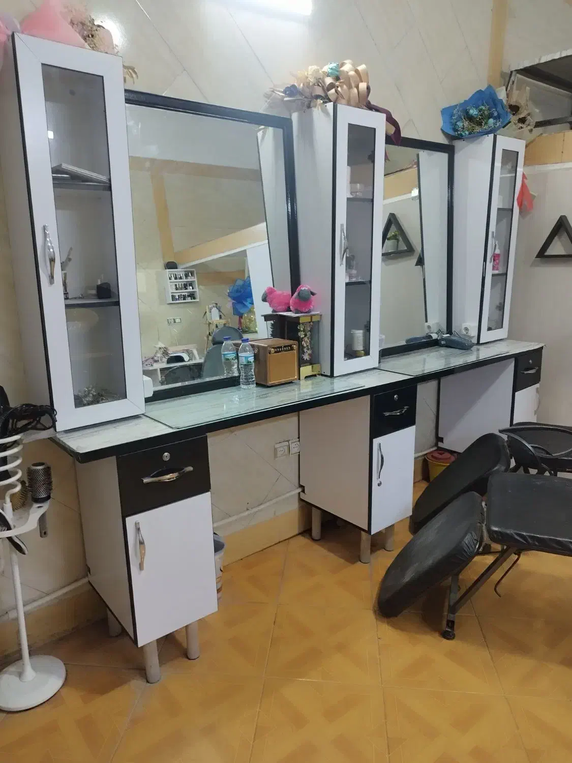 ویترین،سرشور،صندلی اصلاح وتخت مژه|آرایشگاه و سالن‌های زیبایی|فردیس, شهرک ارم|دیوار