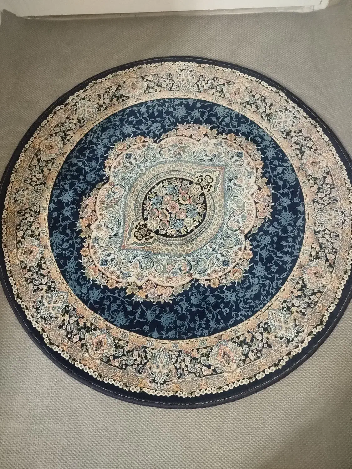 فرش گرد ۱۲۰۰ شانه|فرش|قم, بنیاد|دیوار