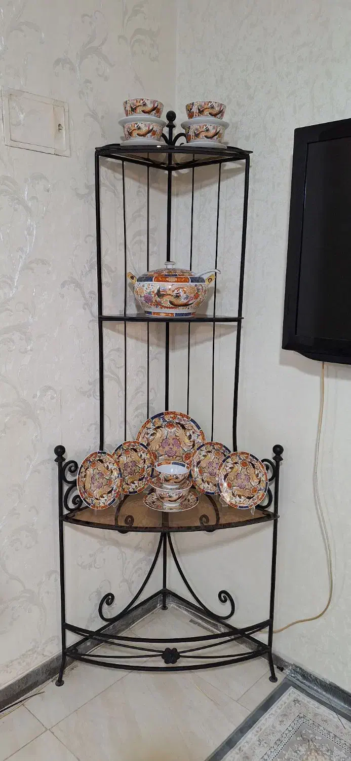 ویترین سه گوش فلزی|بوفه، ویترین، کنسول|اصفهان, شاه پسند|دیوار