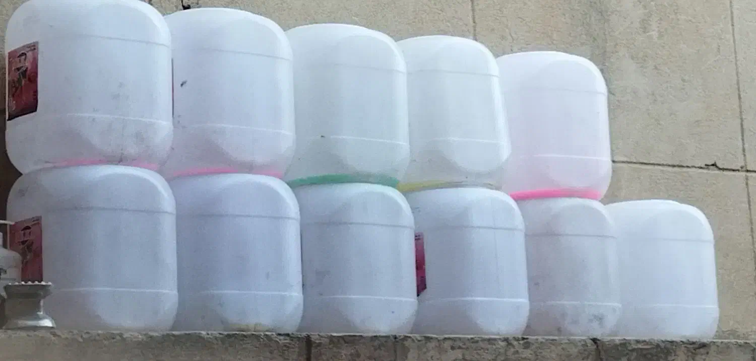 تعدادی دبه وگالن|ظروف نگهدارنده، پلاستیکی، یک‌بارمصرف|کرمانشاه, |دیوار