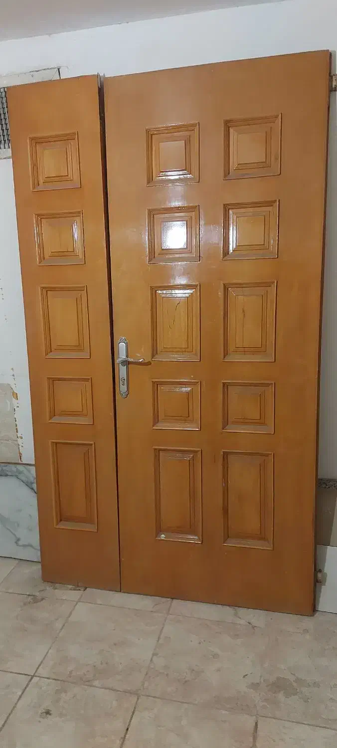 درب دو لنگه چوبی سالم لنگه کوچک۳۹/۵×۲/۱۴سانت|مصالح و تجهیزات ساختمان|شیراز, شهرک گلستان|دیوار