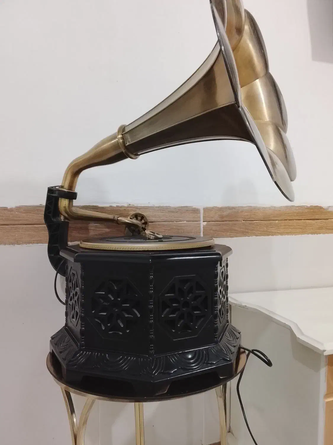 گرامافون|سیستم صوتی خانگی|تربت‌حیدریه, باغ سلطانی|دیوار