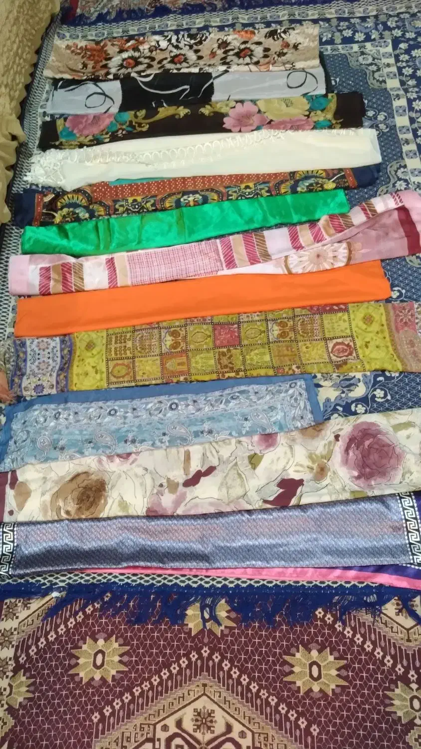 تعدادی روسری تمیزومرتب درزاهدان|لباس|هامون, |دیوار