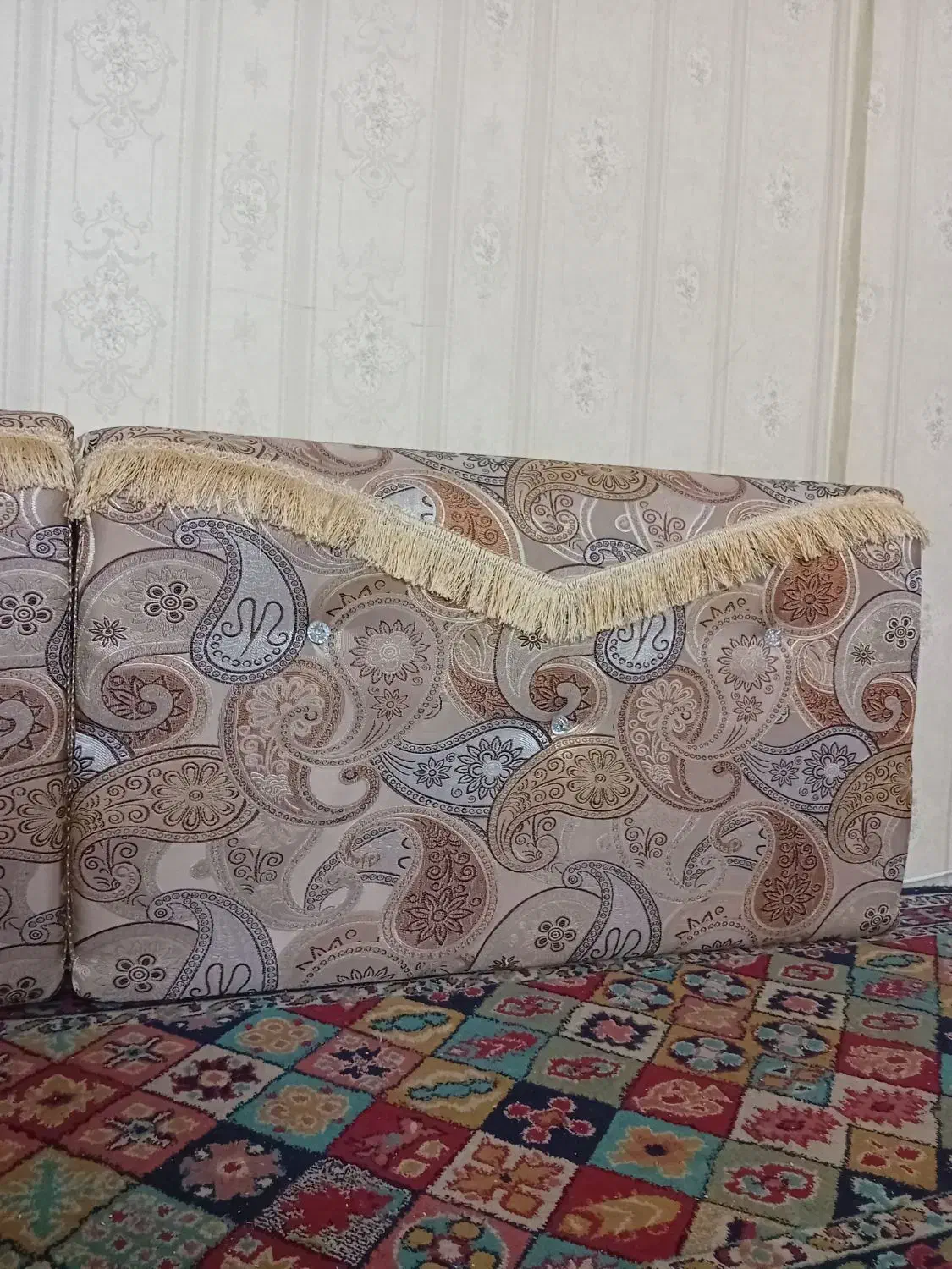 پشتی جفتی  رنگ کرم  بته جقه|پشتی|ری, علایین|دیوار