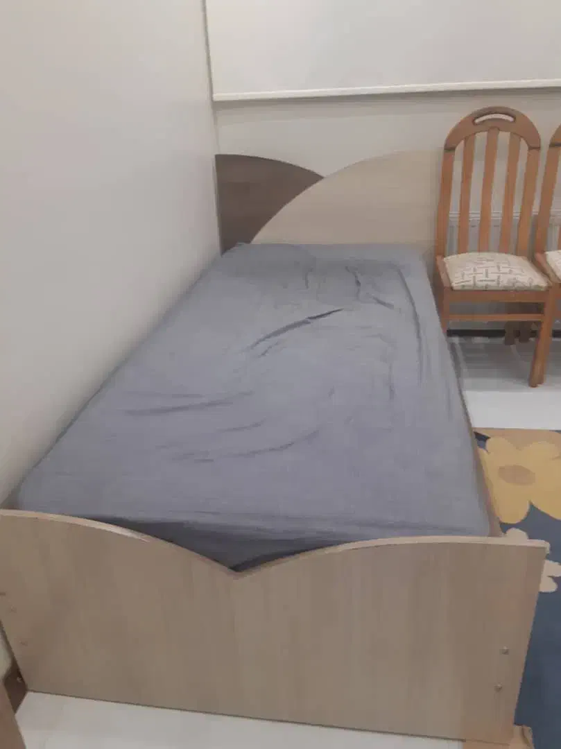 تخت خواب یک نفره و اینه قدی|تخت و سرویس خواب|اصفهان, کوی ولی عصر|دیوار