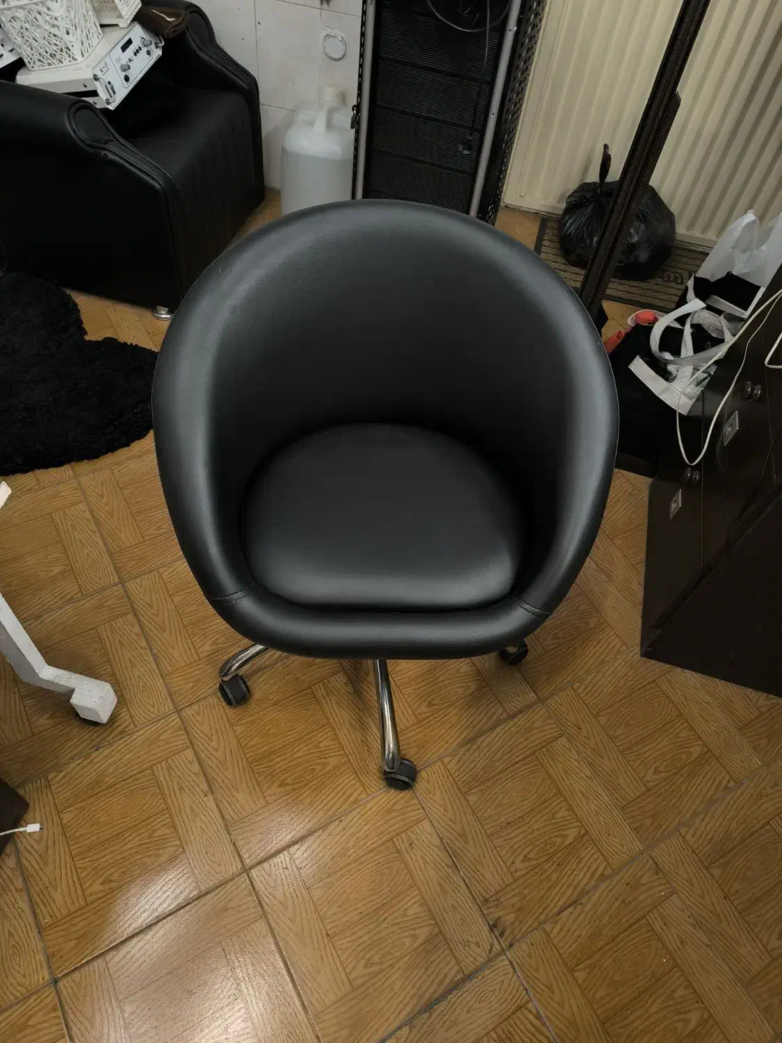 صندلی چرخ دار چرمی|مبلمان اداری|رشت, سعدی (تختی)|دیوار