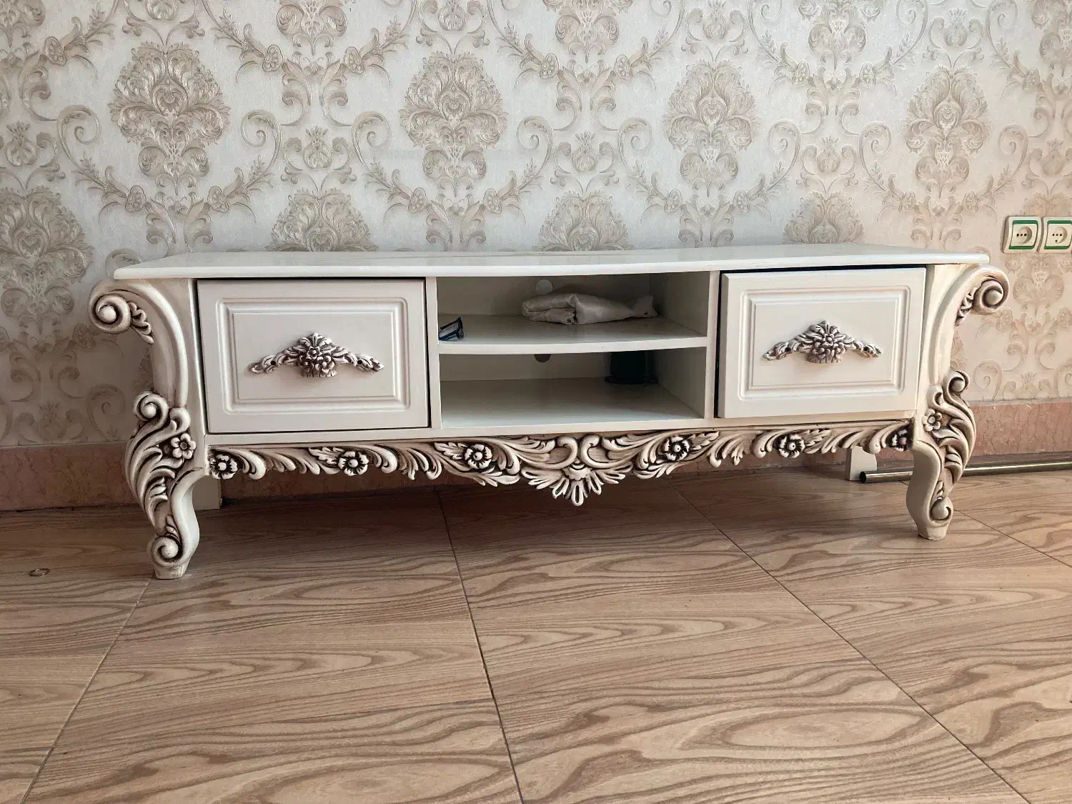 میز تلویزیون|میز تلویزیون|ری, شهادت|دیوار