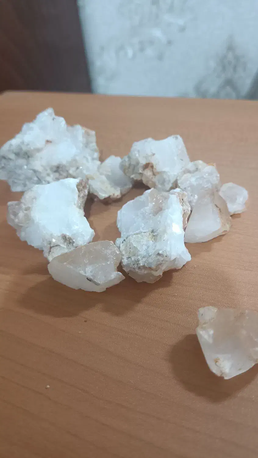 مقدار زیادی سنگ کوارتز و کوارتز صورتی و شجر|جواهرات|قم, صفاشهر|دیوار