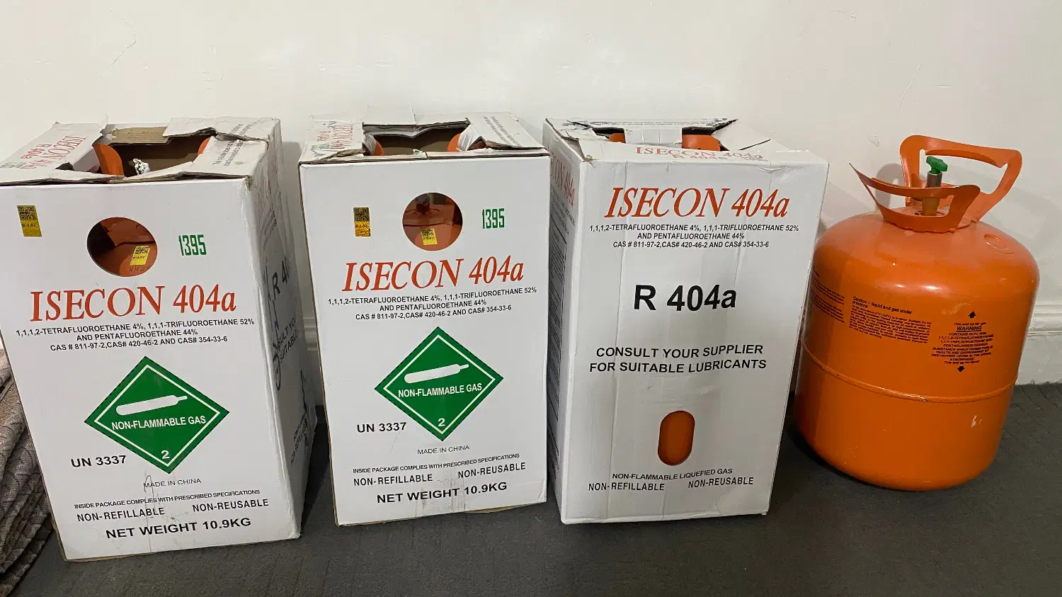 گاز R404 و روغن کمپرسور SL68 سانیسو ۴لیتری|کولر گازی و فن‌کوئل|تهران, شهرآرا|دیوار