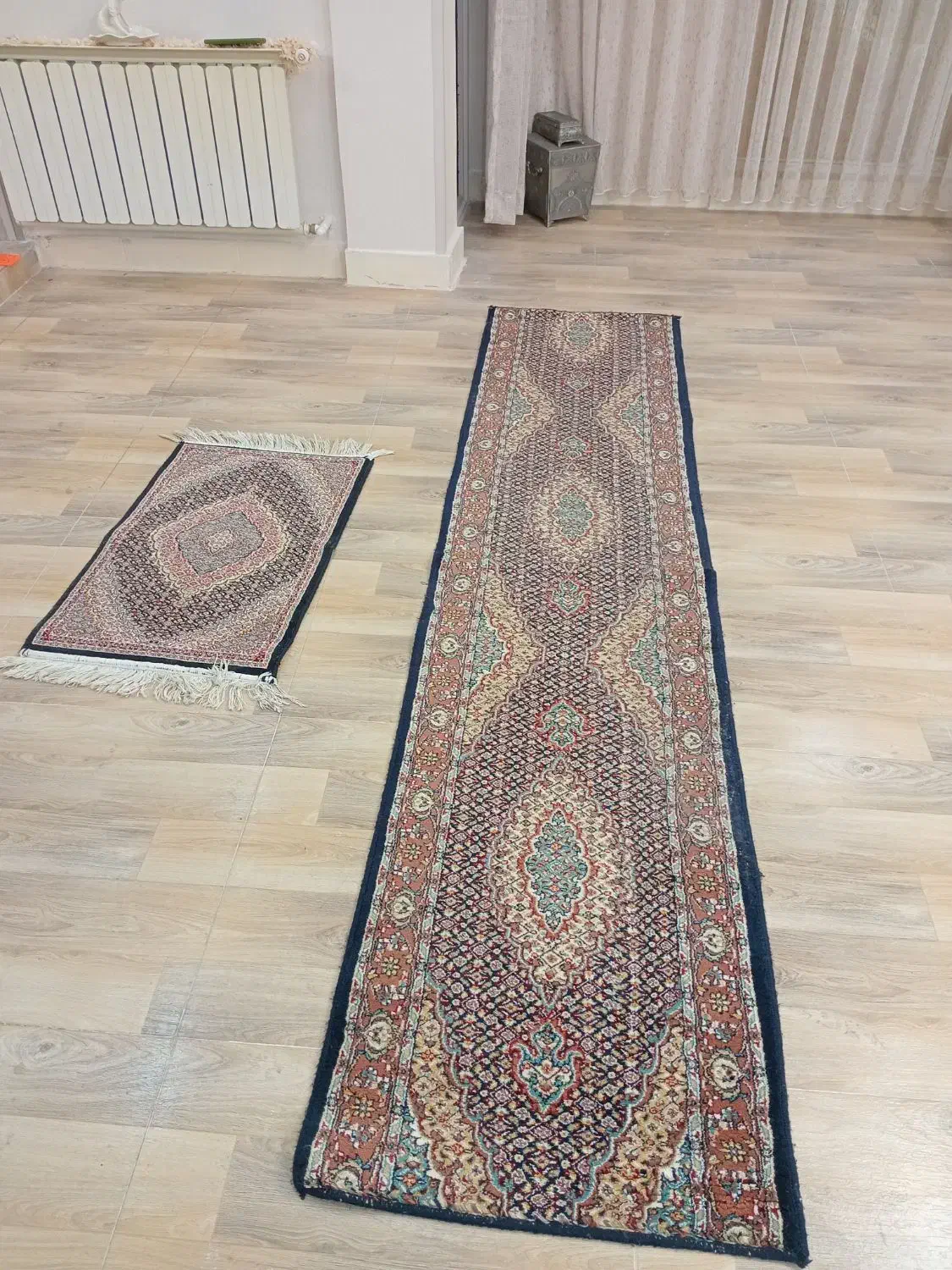 فرش کناره با یک قالیچه کوچک|فرش|قزوین, |دیوار