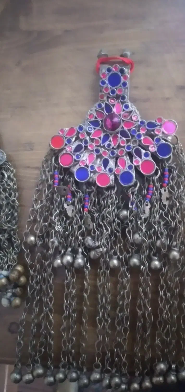 گردن آویز|کلکسیون اشیاء عتیقه|سمنان, |دیوار