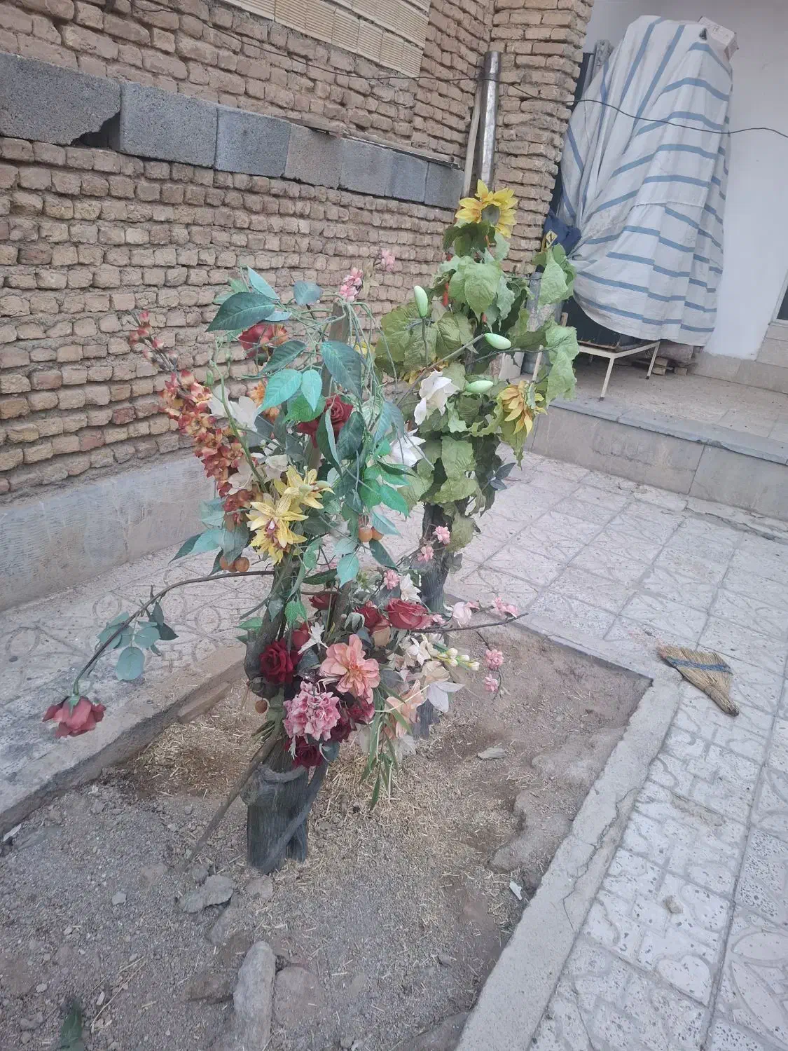 گل مصنوعی همراه با گلدان،|گل مصنوعی|شهرکرد, |دیوار