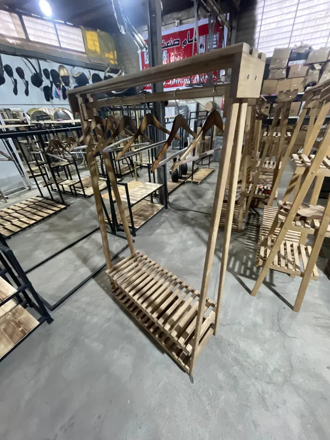 رگال کامل چوبی هشتی کف دو طبقه|بندرخت و رخت‌آویز|قدس, شهر‌قدس|دیوار