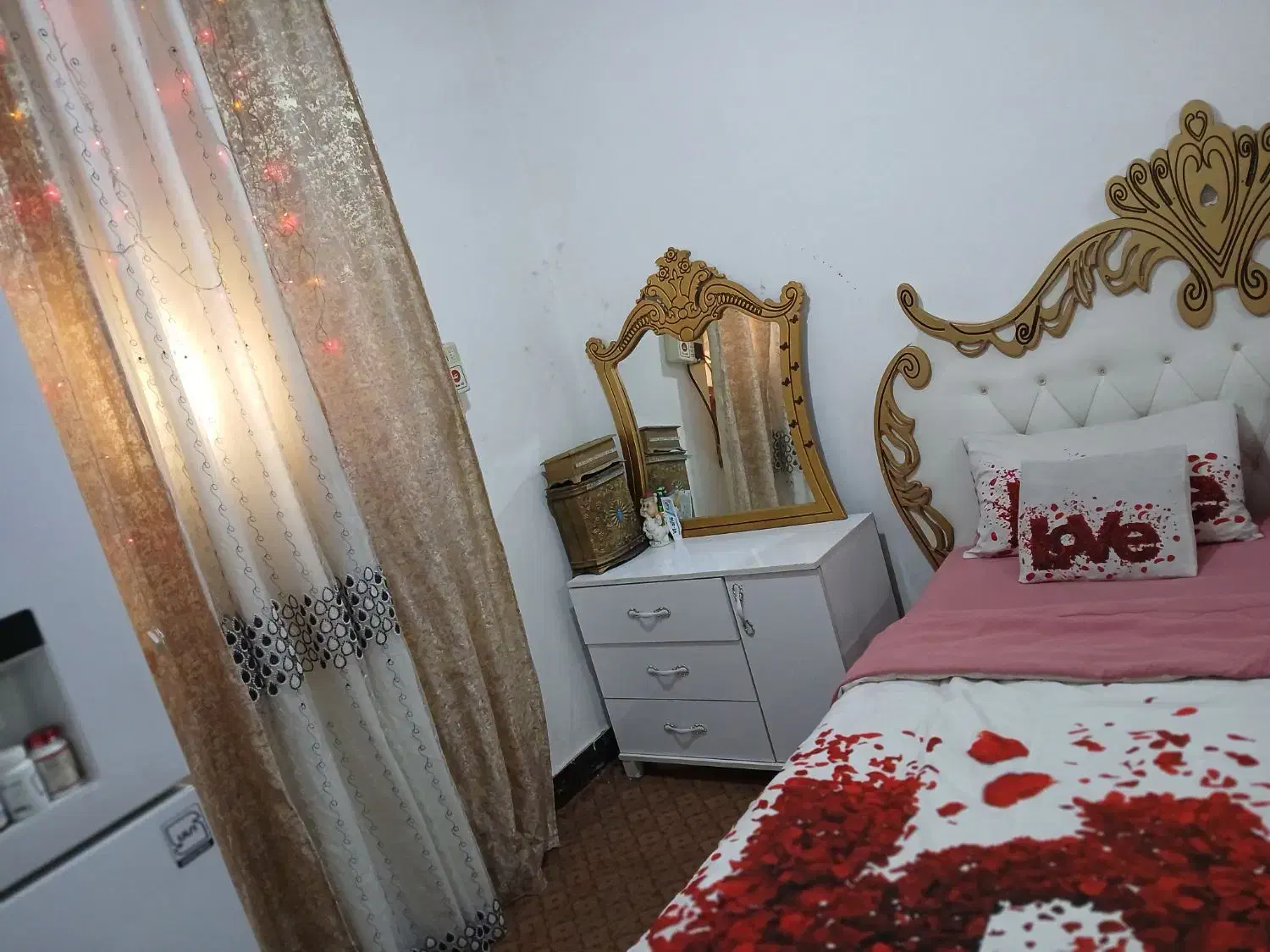 تخت خواب و میز ارایشی|تخت و سرویس خواب|باوی, |دیوار